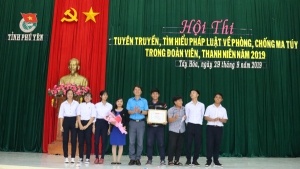 Phó Bí thư Tỉnh Đoàn, Chủ tịch Hội LHTN tỉnh Lương Minh Tùng trao giải nhất cho Trường THPT Lê Hồng Phong.