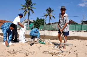 Ông Nguyễn Khô (phải) tham gia làm sạch bãi biển