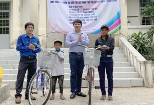 Đoàn cơ sở Công ty Điện lực Phú Yên trao xe đạp cho hai học sinh nhận đỡ đầu.