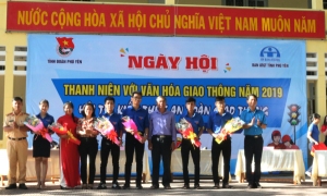 Ban Tổ chức tặng hoa cho các đơn vị tham gia Ngày hội “Thanh niên với văn hóa giao thông” năm 2019.