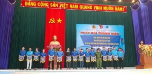 Ban Tổ chức tặng cờ lưu niệm cho các đơn vị tham gia Ngày hội.