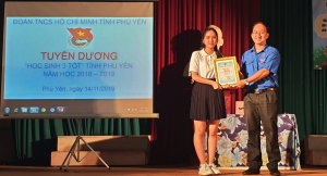 Đồng chí Trần Minh Trí - Phó Bí thư Tỉnh Đoàn trao danh hiệu “Học sinh 3 tốt” cấp tỉnh cho em Phan Nguyễn Hồng Lam.