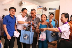 Đoàn trao quà cho người dân có hoàn cảnh khó khăn ở xã An Chấn.