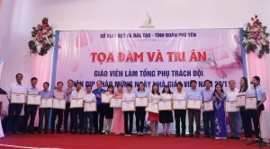 Ban Tổ chức tặng bằng khen cho 18 giáo viên tổng phụ trách Đội có thành tích xuất sắc.