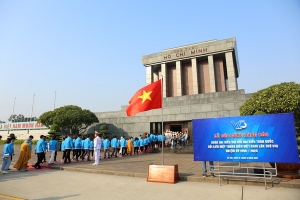 1.000 đại biểu báo công, viếng Lăng Chủ tịch Hồ Chí Minh