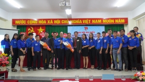 Các đồng chí lãnh đạo Tỉnh Đoàn, Đảng ủy trường tặng hoa chúc mừng các đồng chí vào Ban Chấp hành Đoàn trường khóa 29.