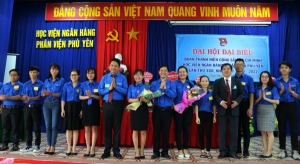 Các đồng chí lãnh đạo Tỉnh Đoàn, Đảng ủy Học viện tặng hoa chúc mừng các đồng chí vào Ban Chấp hành Đoàn Học viện Ngân hàng - Phân viện Phú Yên khóa 22.