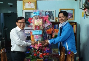 Anh Lương Minh Tùng - Chủ tịch Hội LHTN Việt Nam tỉnh tặng quà mục sư Võ Ngọc Sơn.