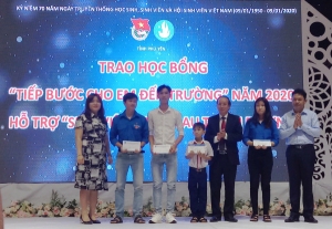 Lãnh đạo UBND tỉnh và Ban Tổ chức trao học bổng cho học sinh, sinh viên có hoàn cảnh khó khăn, vượt khó học tốt.