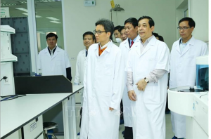 Phó Thủ tướng Vũ Đức Đam kiểm tra công tác chuẩn bị sẵn sàng cách ly, điều trị người bị viêm hô hấp cấp do virus Corona (nCoV) tại Bệnh viện Bệnh nhiệt đới Trung ương ngày 23/1/2020.
