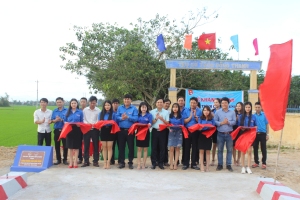 Lãnh đạo Tỉnh Đoàn và Lãnh đạo Huyện ủy Đông Hòa  cùng chính quyền đại phương xã Hòa Tân Đông khánh thành công trình thanh niên cầu dân sinh.