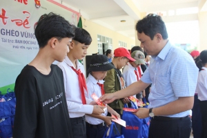 Bí thư Tỉnh Đoàn Phan Xuân Hạnh trao quà cho học sinh nghèo TX Sông Cầu.