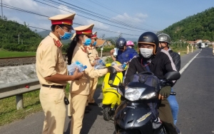 Chi đoàn Phòng Cảnh sát giao thông phát khẩu trang và nước miễn phí cho người dân