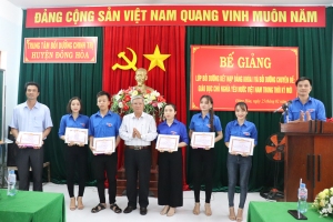 Lãnh đạo Trung tâm Bồi dưỡng chính trị huyện khen thưởng 6 học viên suất sắc.