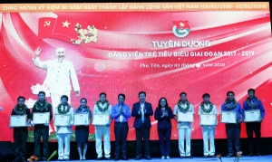 Lãnh đạo tỉnh và Thường trực Tỉnh Đoàn trao bằng khen cho đảng viên trẻ tiêu biểu cấp tỉnh.