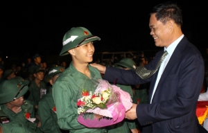 Đồng chí Huỳnh Tấn Việt tặng hoa, động viên thanh niên TP Tuy Hòa lên đường nhập ngũ.