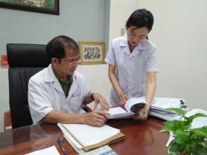 Trung úy Minh Giao báo cáo công việc với lãnh đạo Bệnh viện Công an tỉnh.