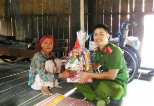 Đồng chí thượng úy Đoàn Ngọc Viên tặng quà cho các gia đình có hoàn cảnh khó khăn tại xã Ea Ba, huyện Sông Hinh
