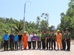 Đóng điện bàn giao công trình “Thắp sáng đường quê” tại khu dân cư Tân Đạo.