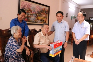 Thường trực Tỉnh Đoàn Phú Yên thăm và tặng quà cho đồng chí cựu cán bộ Đoàn qua các thời kỳ.
