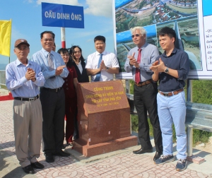 Lãnh đạo tỉnh và các đại biểu khánh thành công trình cầu Dinh Ông bắc qua sông Ba, nối huyện Phú Hòa và Tây Hòa.