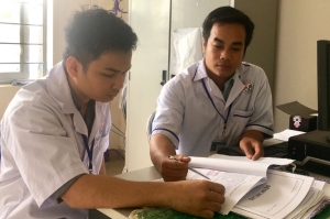 Y sĩ Võ Chí Hiếu (phải) trao đổi chuyên môn với đồng nghiệp.