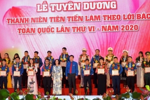 Đồng chí Trương Thị Mai - Ủy viên Bộ Chính trị, Bí thư T.Ư Đảng, Trưởng Ban Dân vận Trung ương và đồng chí Lê Quốc Phong - Ủy viên dự khuyết BCH TW Đảng, Bí thư thứ nhất BCH T.Ư Đoàn trao tặng Chứng nhận Thanh niên tiến tiến làm theo lời Bác.