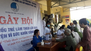 Câu lạc bộ Thầy thuốc trẻ huyện Tây Hòa khám và cấp phát thuốc miễn phí cho bà con nhân dân