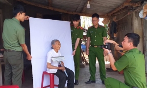 Đoàn Thanh niên Công an huyện Sông Hinh làm chứng minh nhân dân tại nhà cho một cụ già tại xã Ea Bia, huyện Sông Hinh.