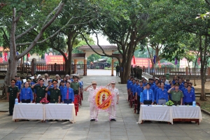 Các cán bộ Đoàn, đoàn viên, thanh niên tỉnh Phú Yên dâng hoa tại Nhà thờ Bác Hồ.