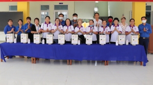Trao máy rửa tay sát khuẩn cho Trường THCS Trần Hưng Đạo.