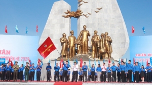 Đồng chí Trương Hòa Bình, Ủy viên Bộ Chính trị, Phó Thủ tướng Chính phủ trao cờ lệnh xuất quân Chiến dịch thanh niên tình nguyện Hè 2020