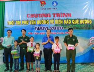 Ban tổ chức trao quà cho con em ngư dân, gia đình cán bộ, chiến sỹ đang công tác nơi hải đảo có hoàn cảnh khó khăn.