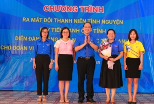 Phó Bí thư Tỉnh Đoàn, Chủ tịch Hội Sinh viên Việt Nam tỉnh Trần Minh Trí tặng hoa cho Đội thanh niên tình nguyện dạy tiếng Anh cấp tỉnh.