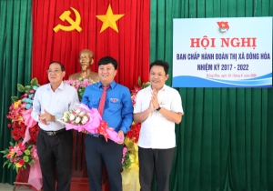 Bí thư Tỉnh Đoàn Phan Xuân Hạnh và Phó Bí thư Thường trực Thị ủyĐông Hòa Nguyễn Phi Hổ tặng hoa chúc mừng đ/c Võ Hoài Văn.