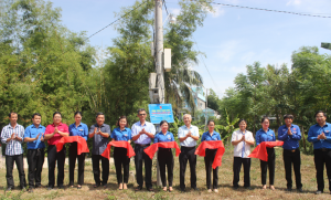 Lãnh đạo Đảng ủy và Đoàn thanh niên Khối Cơ quan, Doanh nghiệp tỉnh cắt băng khánh thành công trình “Thắp sáng đường quê”.