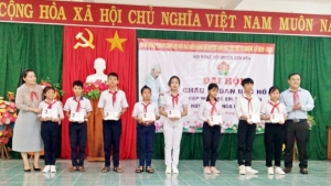 Khen thưởng các em đạt danh hiệu "Cháu ngoan Bác Hồ" tiêu biểu.