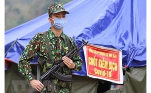 Chiến sĩ Đồn Biên phòng Si ma cai, Bộ đội Biên phòng Lào Cai canh gác tại các chốt kiểm dịch. Ảnh: TTXVN