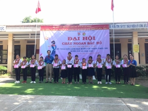 Khen thưởng các em đạt danh hiệu "Cháu ngoan Bác Hồ"