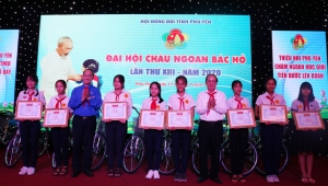 Đồng chí Phó Chủ tịch UBND tỉnh Phan Đình Phùng và Phó Bí thư Tỉnh đoàn Trần Minh Trí tặng Bằng khen và xe đạp cho các em đạt danh hiệu Cháu ngoan Bác hồ tiêu biểu, xuất sắc giai đoạn 2017-2020.