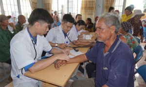 Các y bác sĩ khám bệnh cho người dân xã Ea Chà Rang, huyện Sơn Hòa