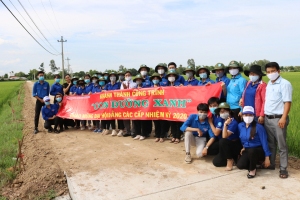 Thường trực Tỉnh Đoàn, Đảng ủy  trường, Huyện Đoàn Tây Hòa cùng các chiến sĩ tình nguyện khánh thành công trình “Con đường xanh”.