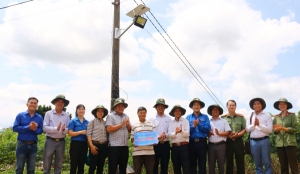 Các đồng chí lãnh đạo khánh thành công trình “Thắp sáng đường quê”.