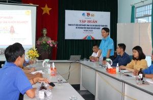 Anh Lương Minh Tùng - Phó Bí thư Tỉnh Đoàn, Chủ tịch Hội LHTN Việt Nam tỉnh triển khai nội dung tập huấn cho ý tưởng khởi nghiệp của đoàn viên, thanh niên.