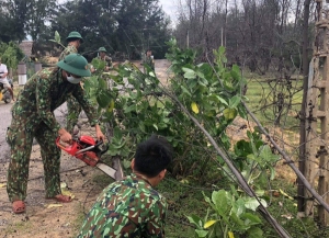 ĐVTN tham gia dọn vệ sinh môi trường.