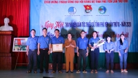 Phó Bí thư Thường trực Tỉnh ủy, Chủ tịch HĐND tỉnh Cao Thị Hòa An trao giải nhất Liên hoan các đội tuyên truyền pháp luật cho Huyện Đoàn Sơn Hòa.