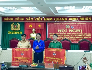 Đ/c Lương Minh Tùng - Phó Bí thư Tỉnh Đoàn trao cờ của BCH Tỉnh đoàn cho các đơn vị xuất sắc trong công tác Đoàn năm 2020.
