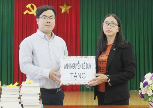 Anh Nguyễn Lê Duy tặng sách cho Thư viện tỉnh.