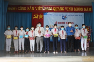 Lãnh đạo UBND huyện và Huyện Đoàn tặng quà cho các em học sinh có hoàn cảnh gia đình khó khăn, vượt khó vươn lên trong học tập.