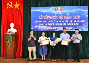 Thường trực Tỉnh Đoàn cùng lãnh đạo Sở Tư Pháp trao giải tập thể xuất sắc nhất trong Cuộc thi trực tuyến “Tìm hiểu pháp luật về bầu cử” cho các đơn vị.